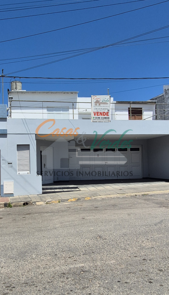  Venta, HERMOSA Y MODERNA CASA, en dos plantas, doble cochera, pileta,