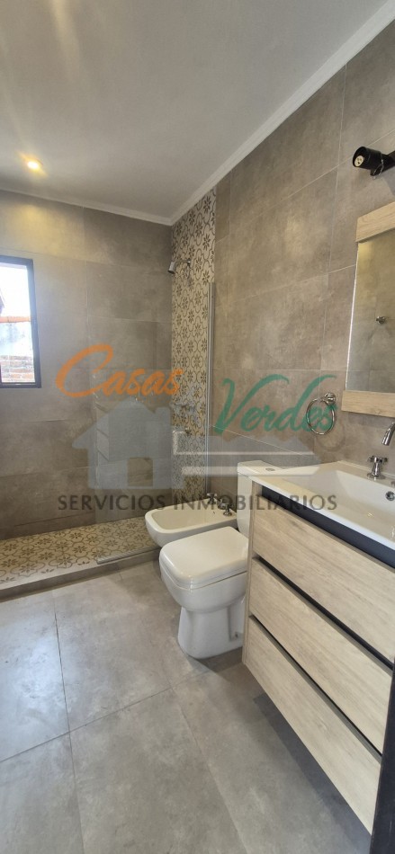 Venta, casa centrica, moderna A ESTRENAR, Laprida al 200