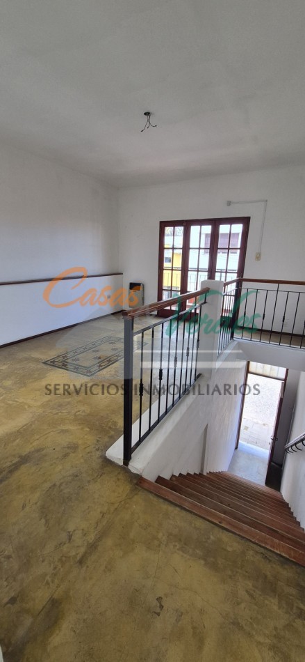 ALQUILER, depto CENTRICO, un dormitorio muy amplio , por escalera, 