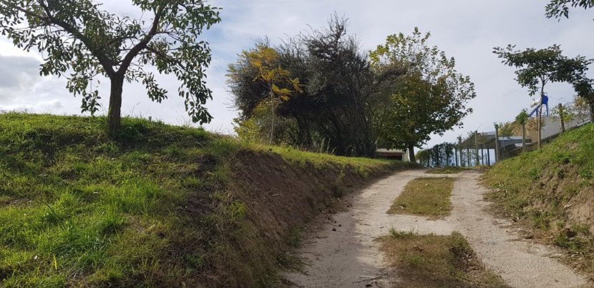 CASA 2 dorm. + opcional 3er, dorm., dos baños, ambientes grandes y luminosos, amplio parque, vista al rio, pileta, quincho con asador