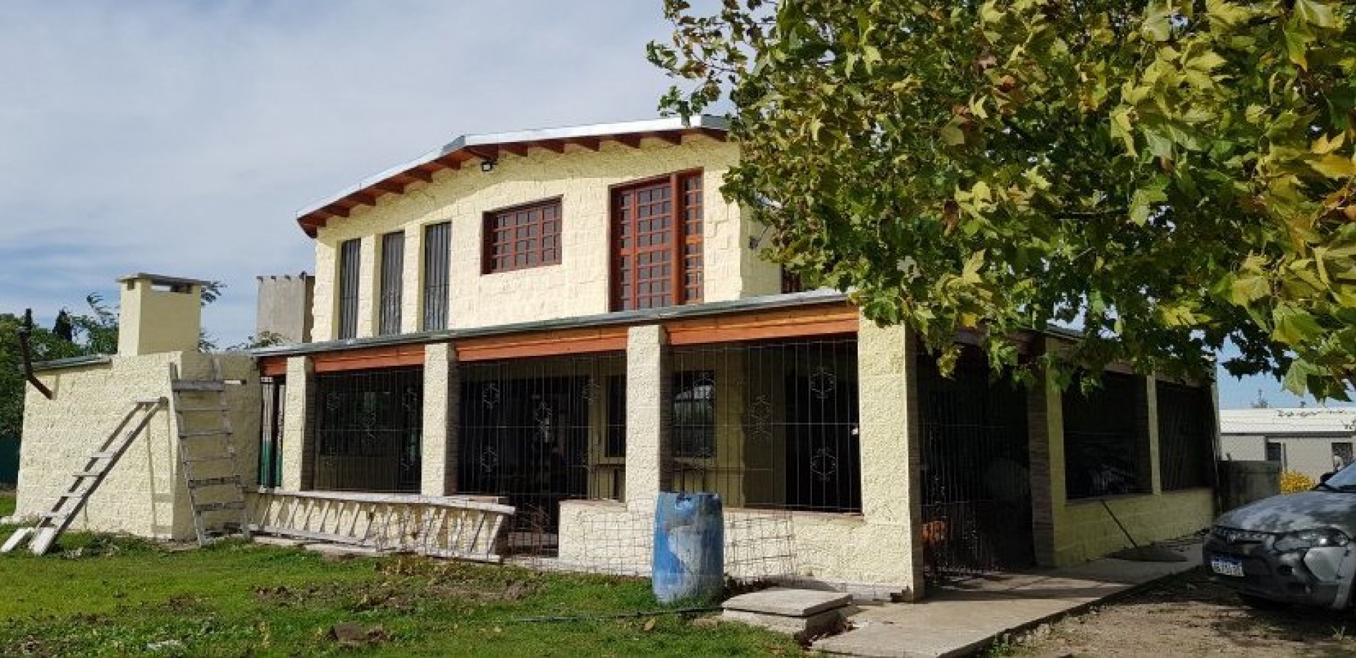 CASA 2 dorm. + opcional 3er, dorm., dos baños, ambientes grandes y luminosos, amplio parque, vista al rio, pileta, quincho con asador