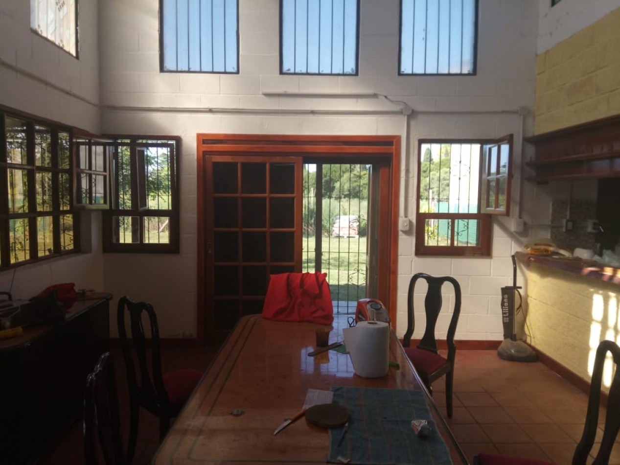 CASA 2 dorm. + opcional 3er, dorm., dos baños, ambientes grandes y luminosos, amplio parque, vista al rio, pileta, quincho con asador