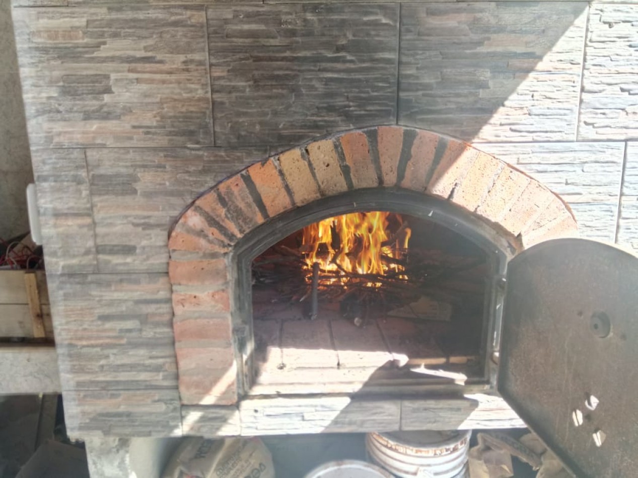 CASA 2 dorm. + opcional 3er, dorm., dos baños, ambientes grandes y luminosos, amplio parque, vista al rio, pileta, quincho con asador