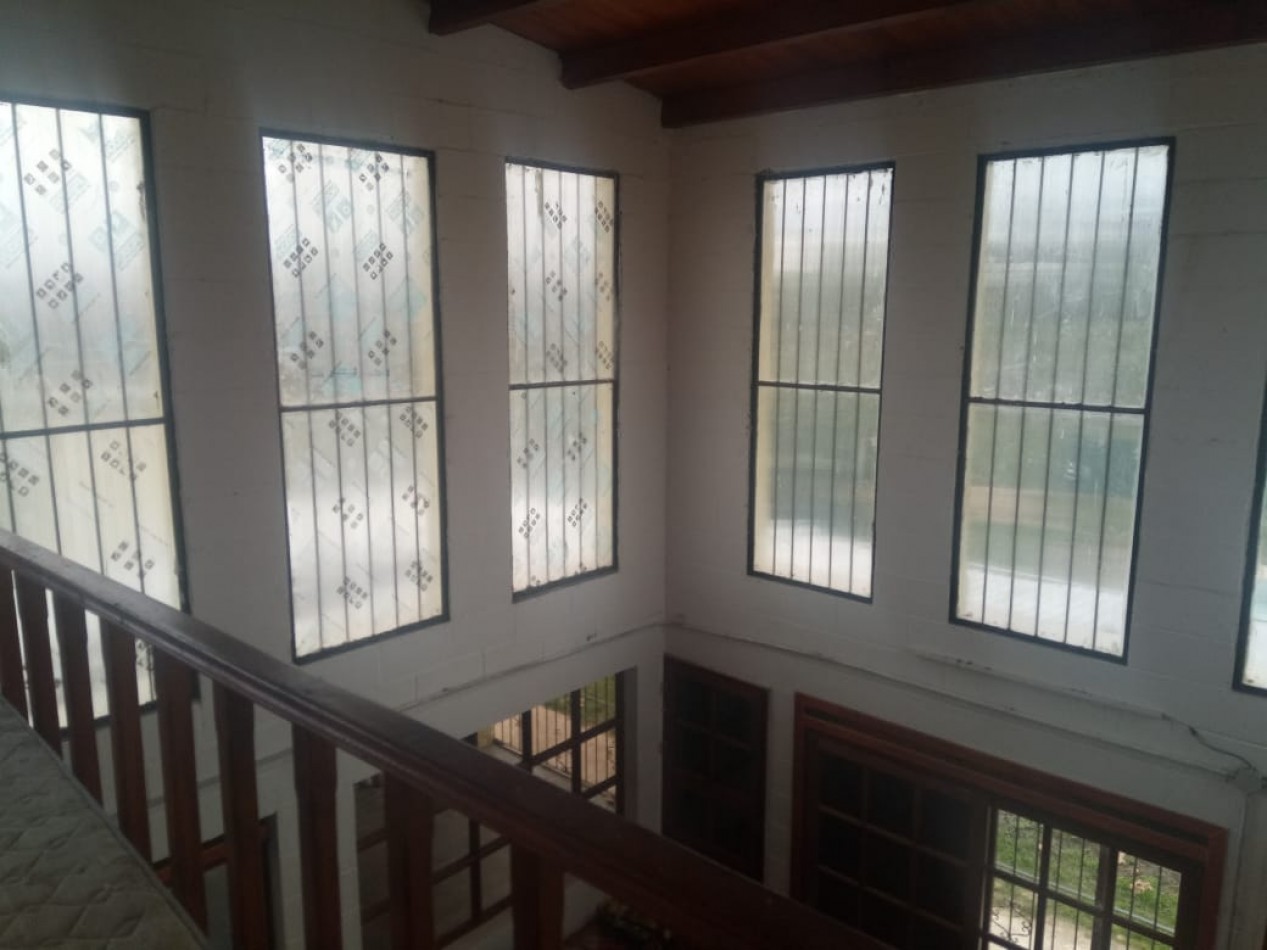 CASA 2 dorm. + opcional 3er, dorm., dos baños, ambientes grandes y luminosos, amplio parque, vista al rio, pileta, quincho con asador