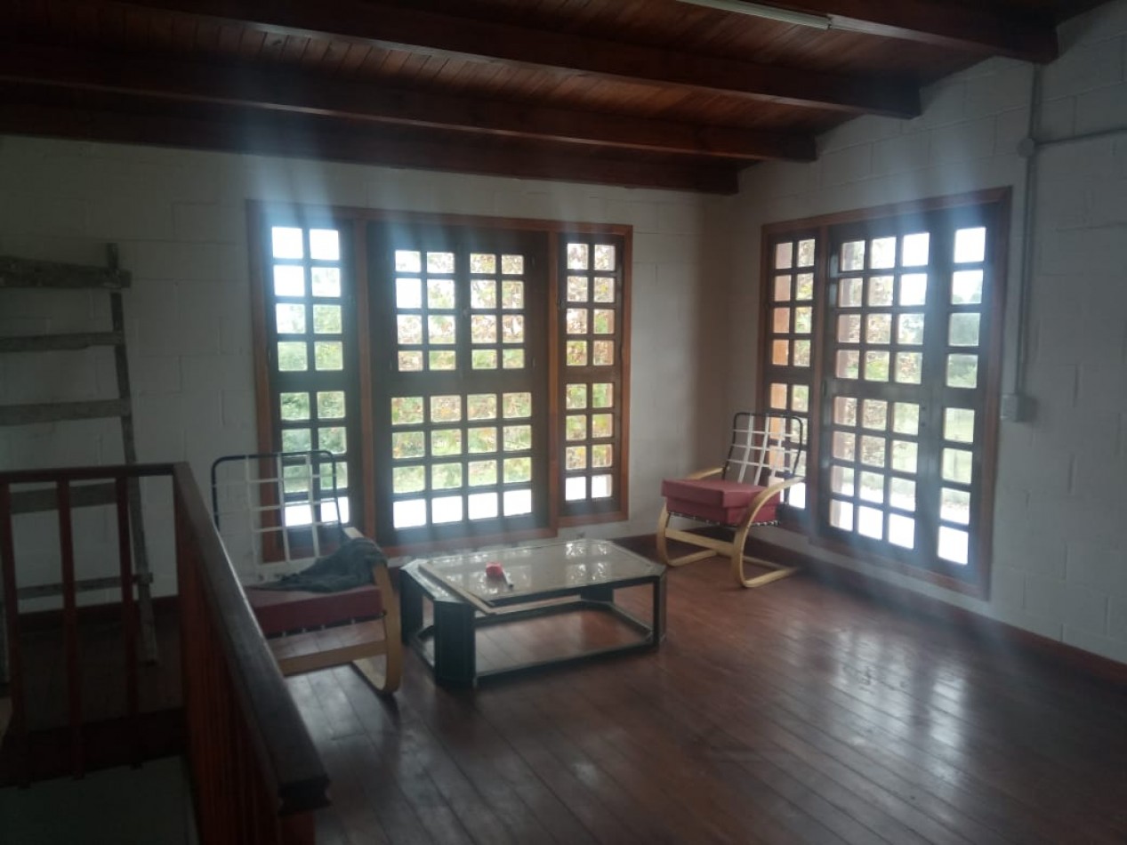 CASA 2 dorm. + opcional 3er, dorm., dos baños, ambientes grandes y luminosos, amplio parque, vista al rio, pileta, quincho con asador