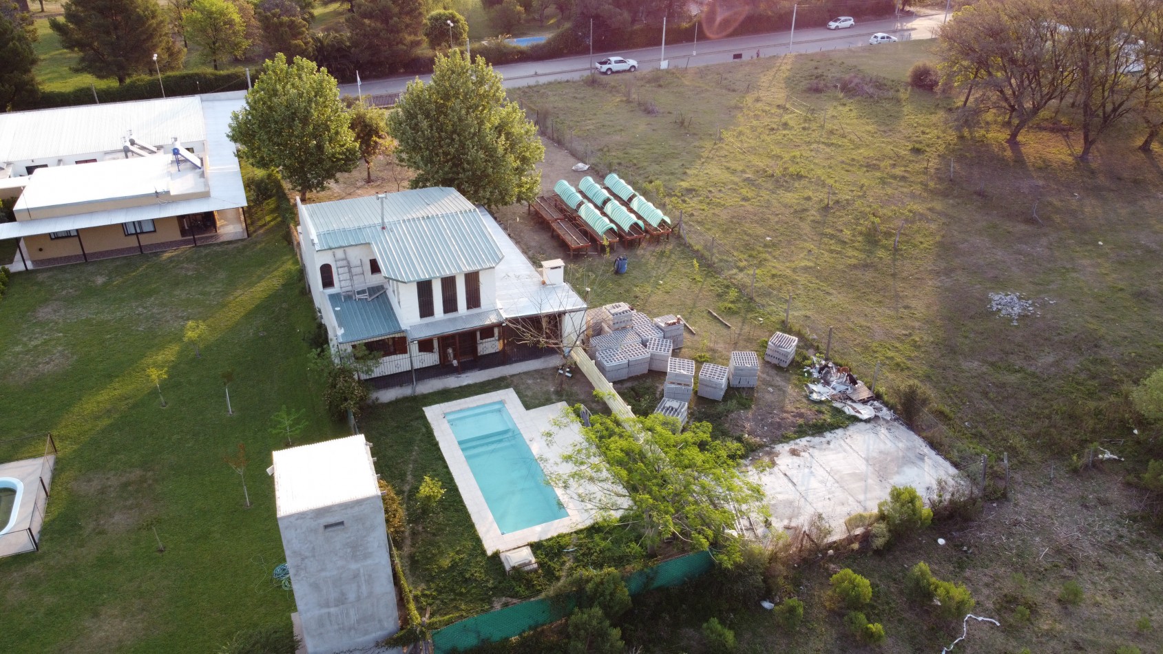 CASA 2 dorm. + opcional 3er, dorm., dos baños, ambientes grandes y luminosos, amplio parque, vista al rio, pileta, quincho con asador