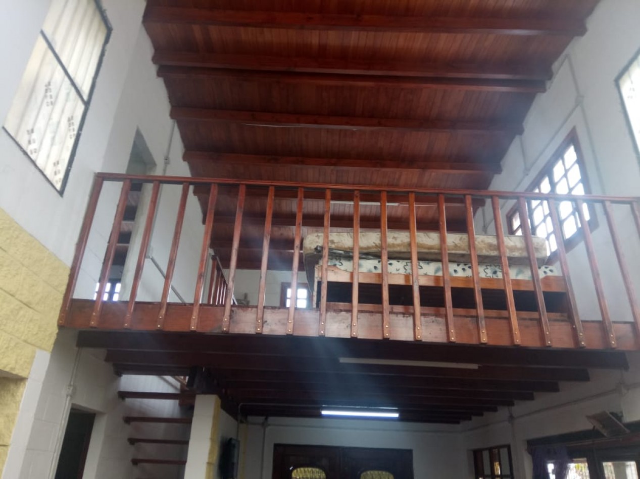 CASA 2 dorm. + opcional 3er, dorm., dos baños, ambientes grandes y luminosos, amplio parque, vista al rio, pileta, quincho con asador