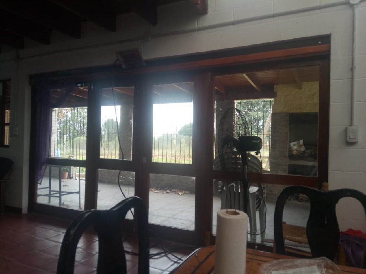 CASA 2 dorm. + opcional 3er, dorm., dos baños, ambientes grandes y luminosos, amplio parque, vista al rio, pileta, quincho con asador