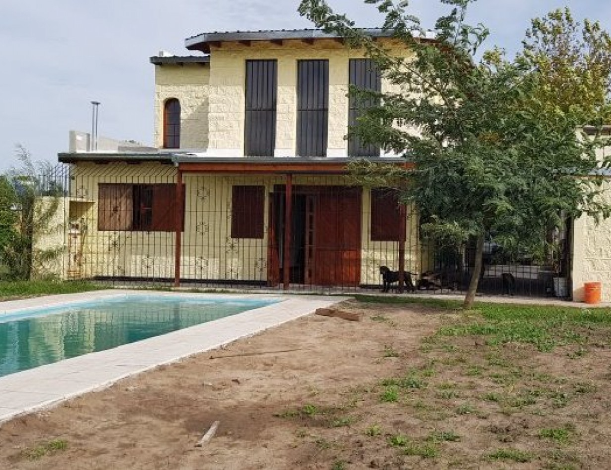 CASA 2 dorm. + opcional 3er, dorm., dos baños, ambientes grandes y luminosos, amplio parque, vista al rio, pileta, quincho con asador