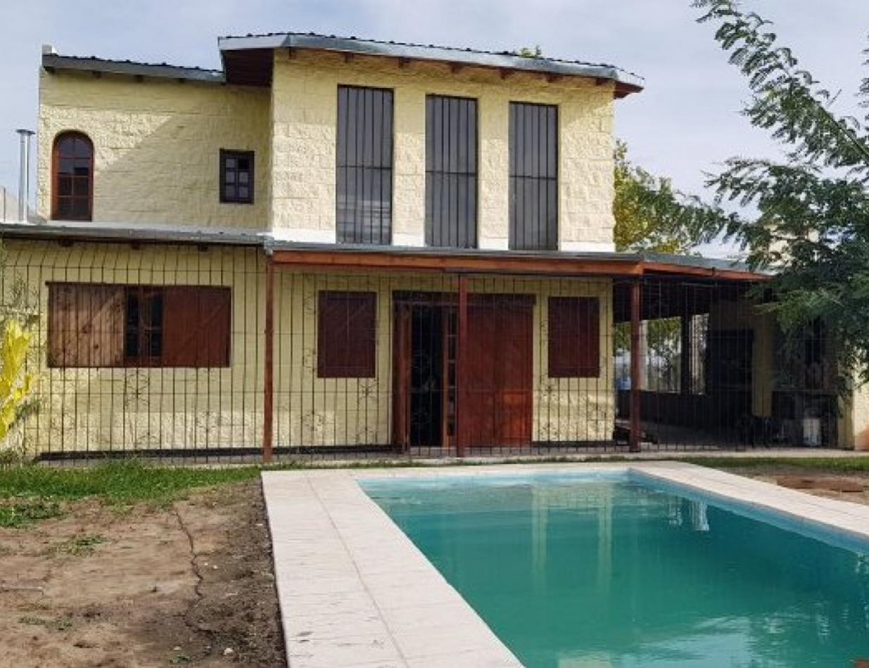 CASA 2 dorm. + opcional 3er, dorm., dos baños, ambientes grandes y luminosos, amplio parque, vista al rio, pileta, quincho con asador