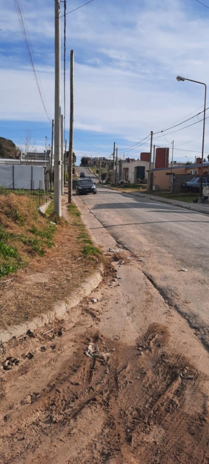 VENTA , hermoso terreno en ESQUINA, asfalto , agua, luz, cloacas 8.38 x 26.96 total 223m2