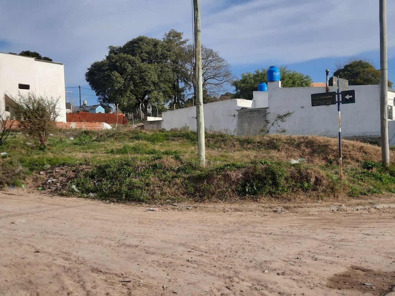 VENTA , hermoso terreno en ESQUINA, asfalto , agua, luz, cloacas 8.38 x 26.96 total 223m2