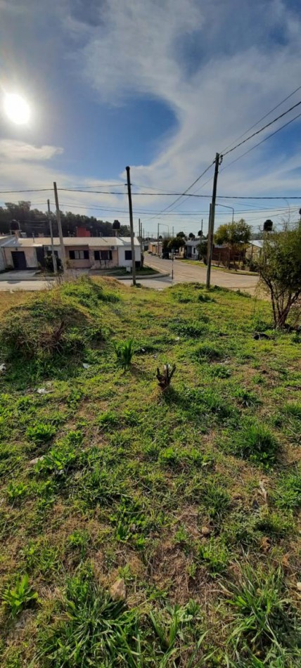 VENTA , hermoso terreno en ESQUINA, asfalto , agua, luz, cloacas 8.38 x 26.96 total 223m2