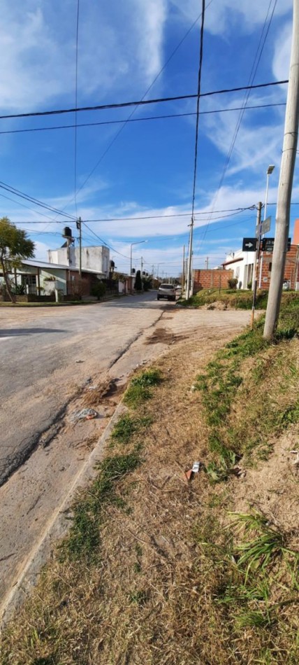 VENTA , hermoso terreno en ESQUINA, asfalto , agua, luz, cloacas 8.38 x 26.96 total 223m2