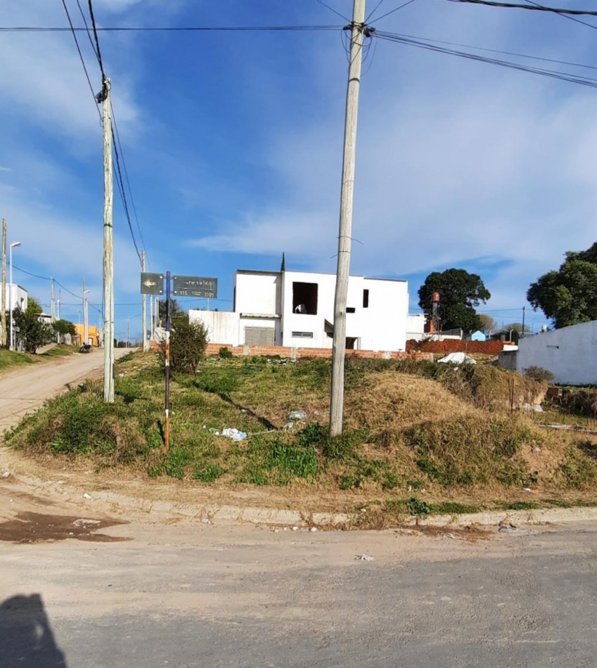 VENTA , hermoso terreno en ESQUINA, asfalto , agua, luz, cloacas 8.38 x 26.96 total 223m2
