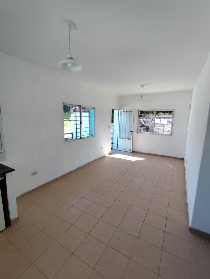 alquiler CASA dos dormitorios, cochera abierta,