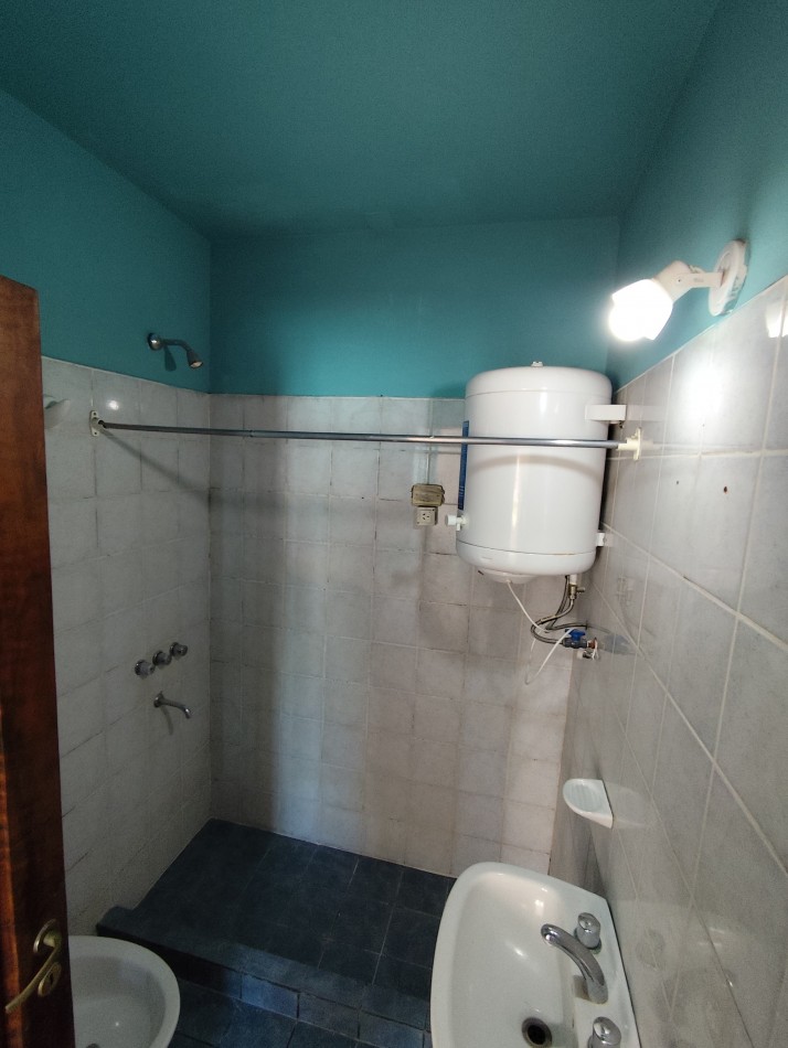 alquiler CASA dos dormitorios, cochera abierta,
