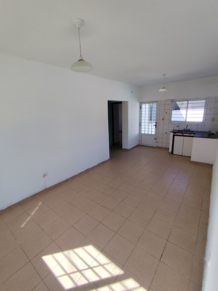 alquiler CASA dos dormitorios, cochera abierta,