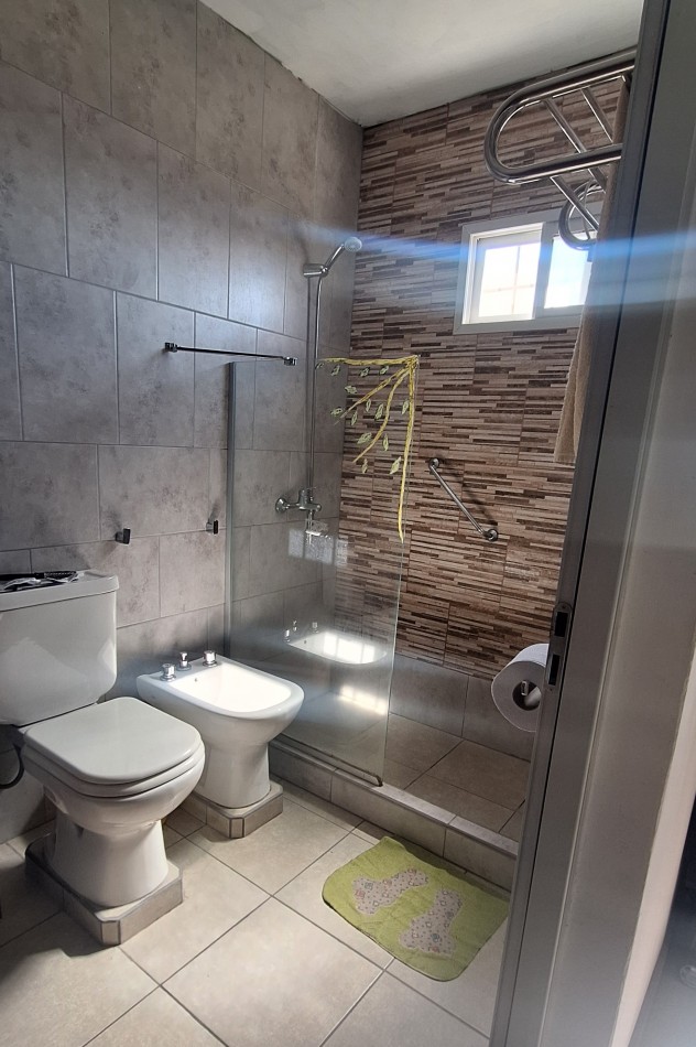 VENTA, muy buena casa NUEVA con pileta y vistas al Rio