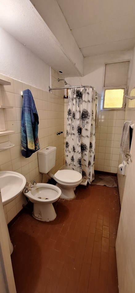 Depto 2 dorm, baño, cocina, living, lavadero, en 1er piso, Camoirano y Basualdo