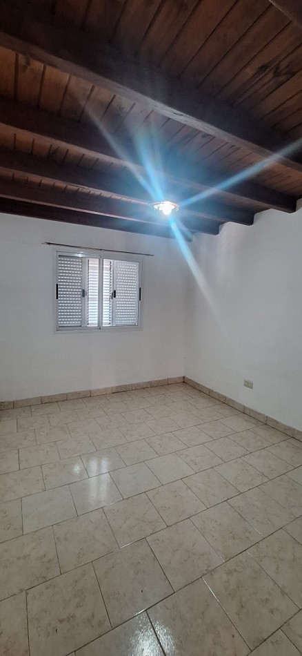 ALQUILER, dos dorm, en 1 er piso por escaleras