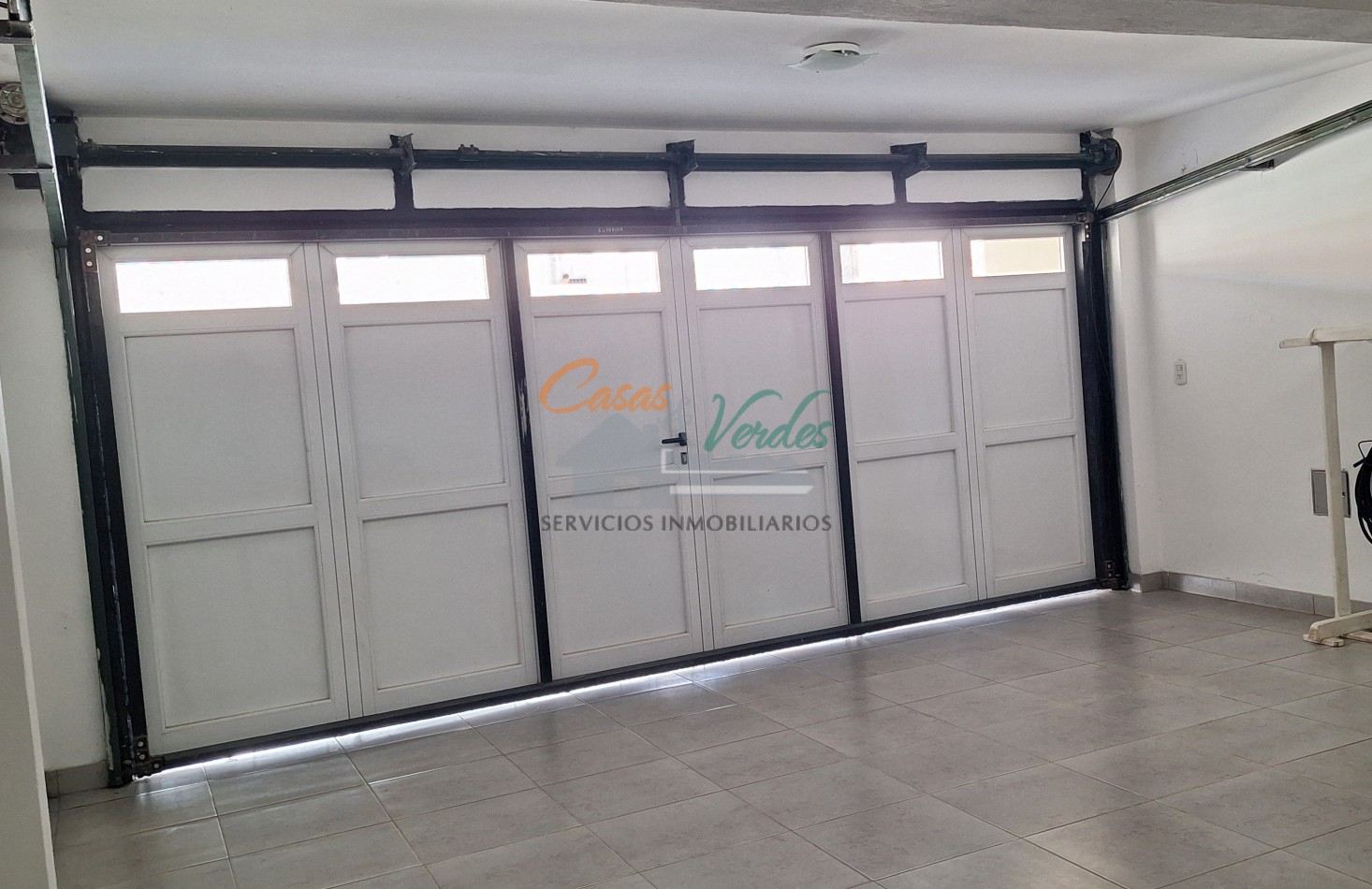 Venta, HERMOSA Y MODERNA CASA, en dos plantas, doble cochera, pileta,