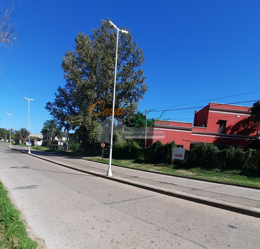 ENORME y HERMOSA casa, a metros del rio y costanera, muy buen parque, pileta, 9 ambientes 3 baños, cochera, gas natural