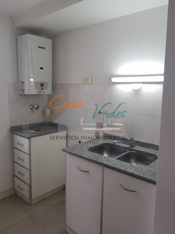 Venta Depto 1 dormitorio, contrafrente, con peq balcon , excelente ubicacion, todos los servicios