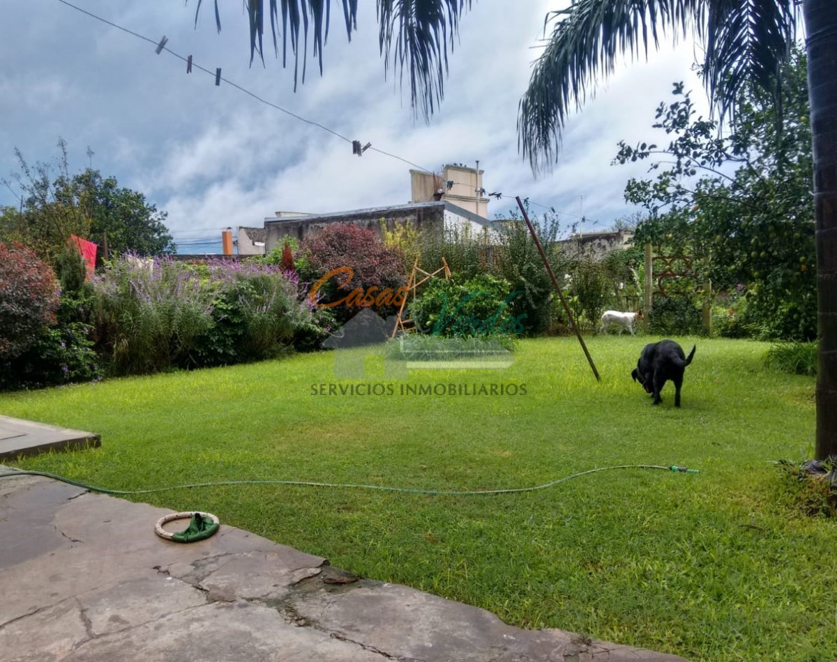 Casa centrica, antigua, en muy buen estado, con patio y cochera, gas natural