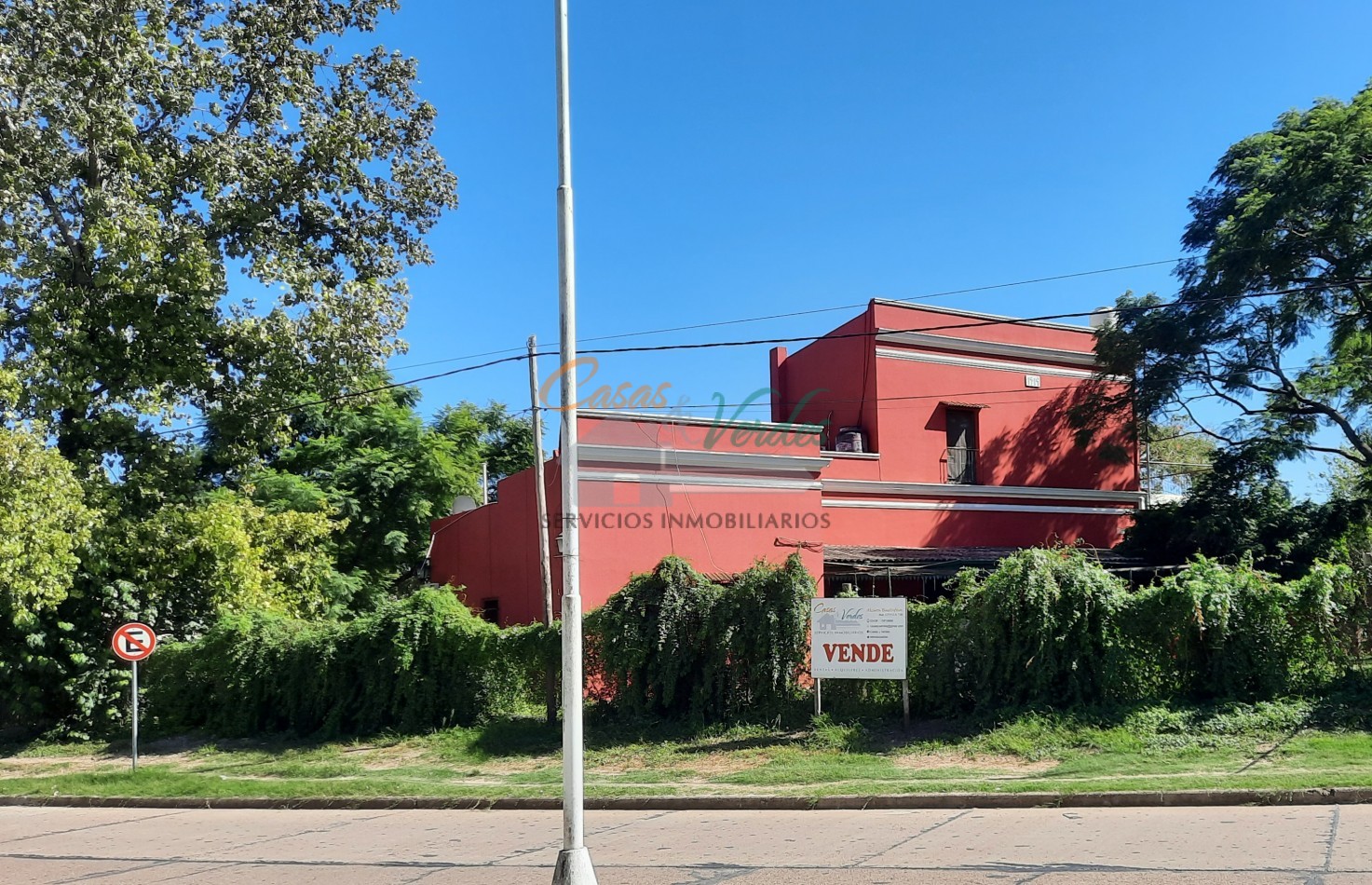 ENORME y HERMOSA casa, a metros del rio y costanera, muy buen parque, pileta, 9 ambientes 3 baños, cochera, gas natural