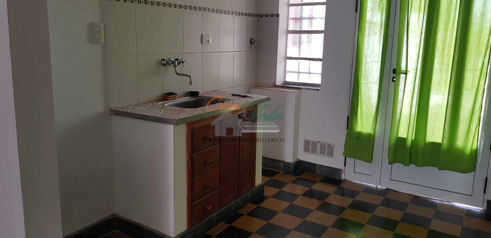 ALQUILER, casa 2 dorm. Gas natural, patio