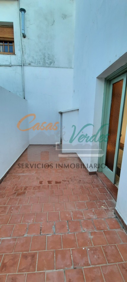 VENTA, casa Centrica, 2 dorm en pb , dependencias vs, cochera, en planta alta 2 dormitorios, terraza, baño lavadero