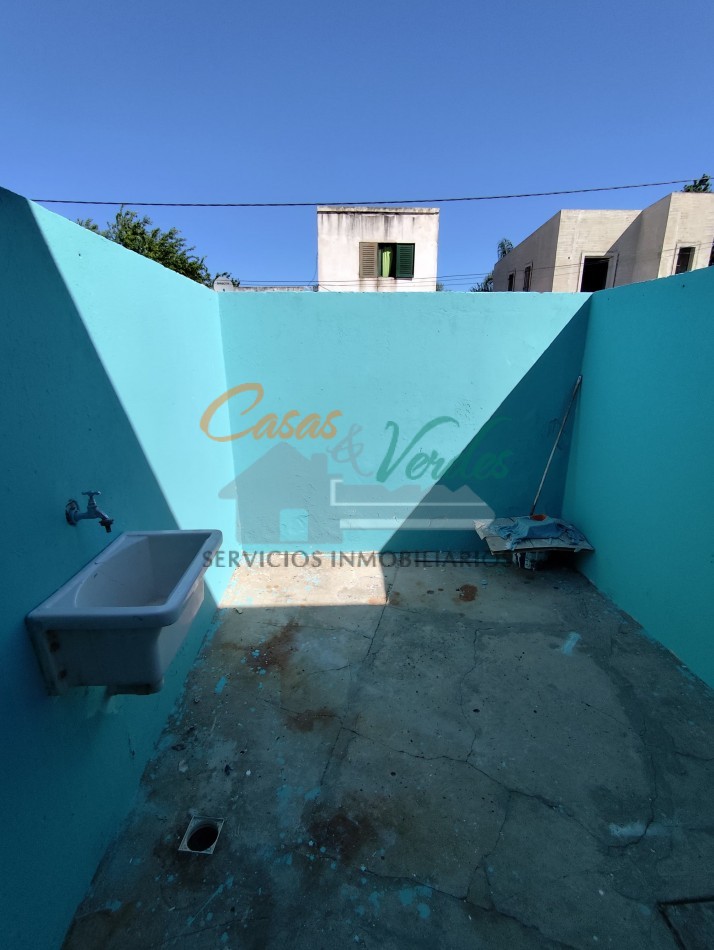 alquiler CASA dos dormitorios, cochera abierta,