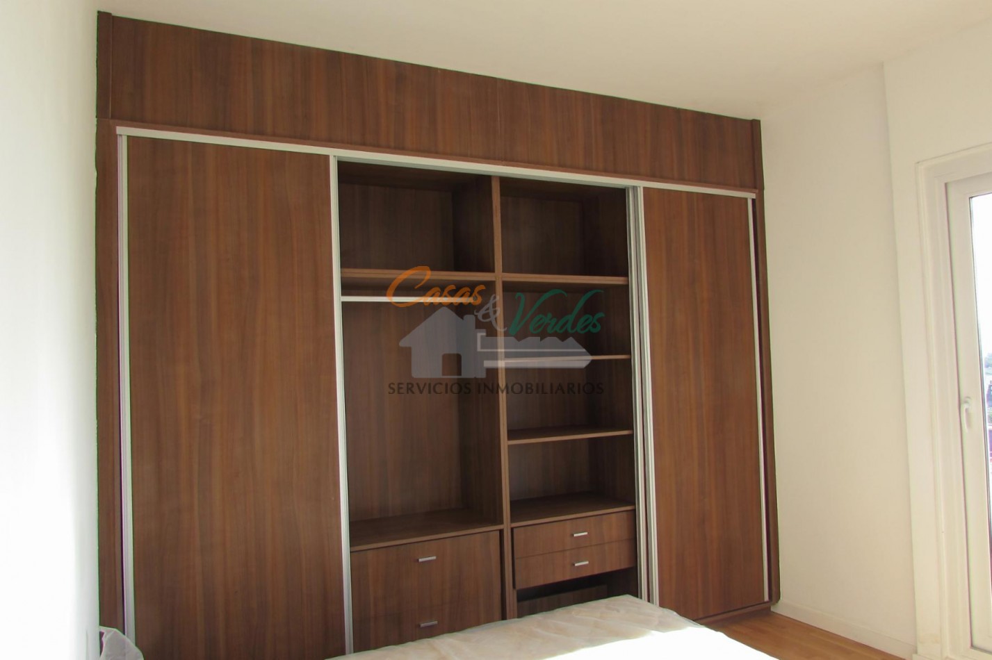 Entrega inmediata. EDIFICIO TANGO VICTORIA, excelente depto. mas de 100m2 cubiertos, 40m2 balcon, piso alto, impresionantes vistas del rio y la ciudad, 2 dormitorios, 3 baños, amenities, cochera