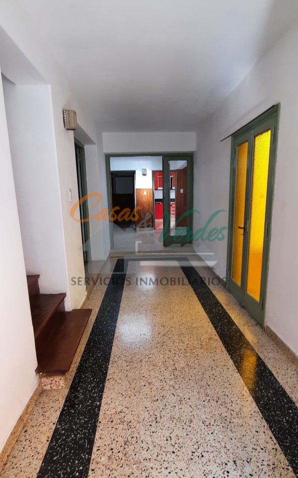 VENTA, casa Centrica, 2 dorm en pb , dependencias vs, cochera, en planta alta 2 dormitorios, terraza, baño lavadero