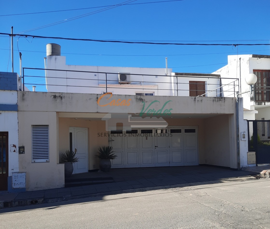 Venta, HERMOSA Y MODERNA CASA, en dos plantas, doble cochera, pileta,