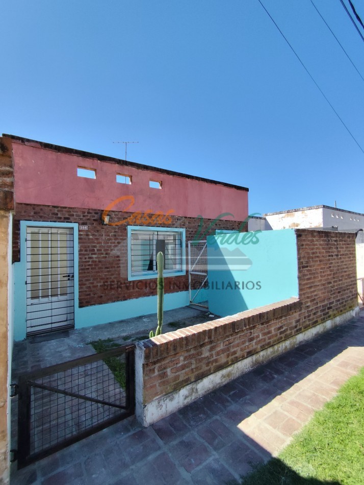 alquiler CASA dos dormitorios, cochera abierta,