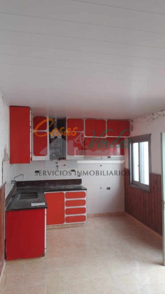 VENTA, casa Centrica, 2 dorm en pb , dependencias vs, cochera, en planta alta 2 dormitorios, terraza, baño lavadero