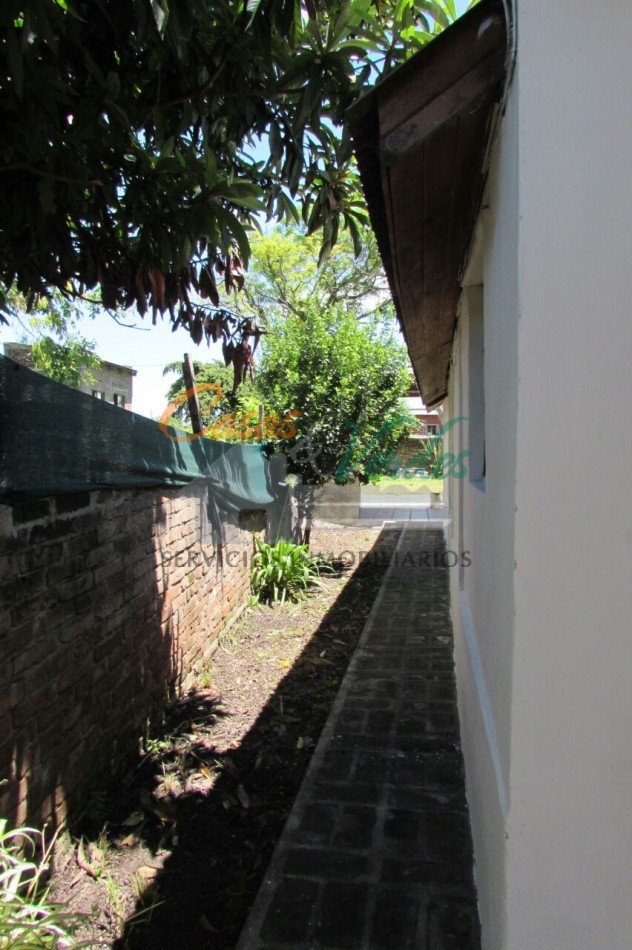 EXCELENTE OPORTUNIDAD, ideal RENTA, tres inmuebles , dos departamentos y una casa, pleno centro , todos los servicios.