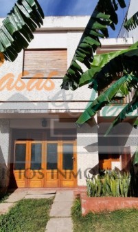 VENTA, casa Centrica, 2 dorm en pb , dependencias vs, cochera, en planta alta 2 dormitorios, terraza, baño lavadero
