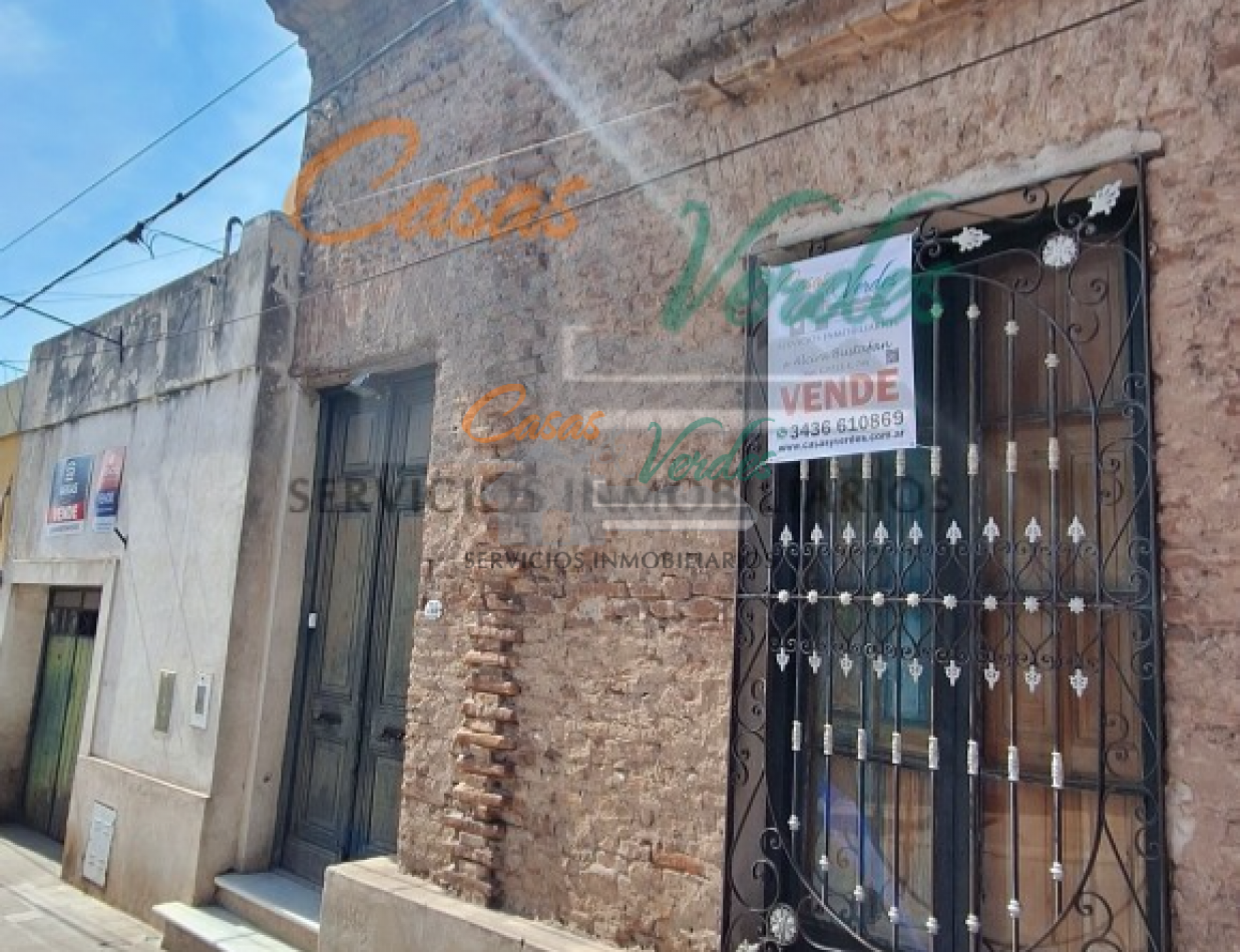 Casa centrica, antigua, en muy buen estado, con patio y cochera, gas natural