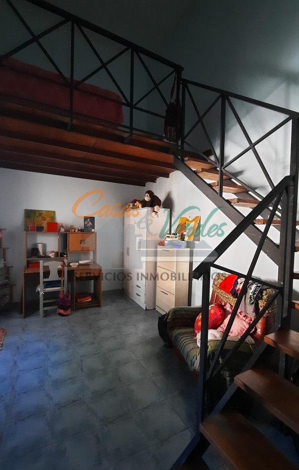 VENTA importante propiedad en pleno centro, 3 dorm, 3 baños, quincho con depto, pileta, todos los servicios, exclente estado general