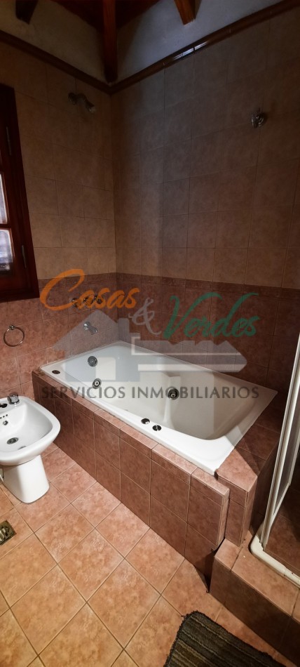 VENTA, hermosa casa con 3 dorm, 2 baños, pileta, parque, excelente ubicacion, Perfecto estado