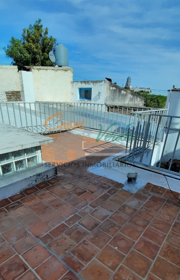VENTA, casa Centrica, 2 dorm en pb , dependencias vs, cochera, en planta alta 2 dormitorios, terraza, baño lavadero
