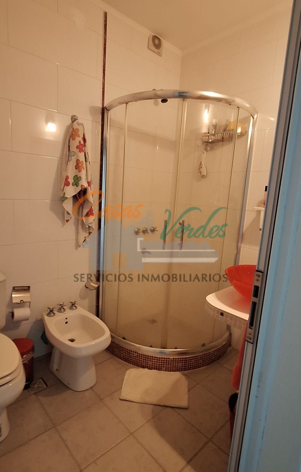 Venta, HERMOSA Y MODERNA CASA, en dos plantas, doble cochera, pileta,