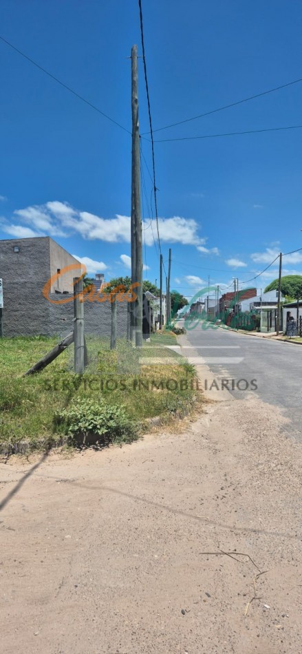 VENTA, terreno en ESQUINA, 10m por calle Congreso, 24m. por calle Ituzaingo, servicios de luz, agua y cloacas.- Calle principal de ingreso a la ciudad.-