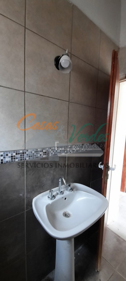 ALQUILER Casa 1 Dormitorio, entrada para auto