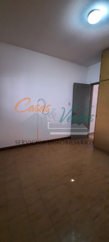 VENTA, casa Centrica, 2 dorm en pb , dependencias vs, cochera, en planta alta 2 dormitorios, terraza, baño lavadero