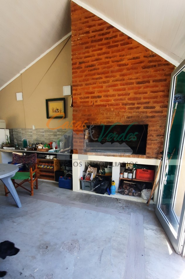 VENTA importante propiedad en pleno centro, 3 dorm, 3 baños, quincho con depto, pileta, todos los servicios, exclente estado general
