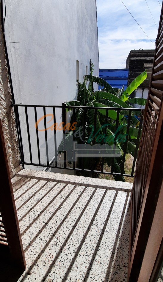 VENTA, casa Centrica, 2 dorm en pb , dependencias vs, cochera, en planta alta 2 dormitorios, terraza, baño lavadero
